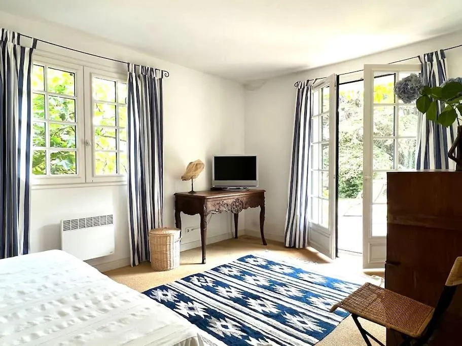 Holiday home Fantastic 6 Bedroom House With Stunning Sea View Arzon